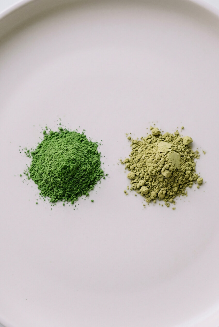Friss élénkzöld és fakó matcha por összehasonlítása