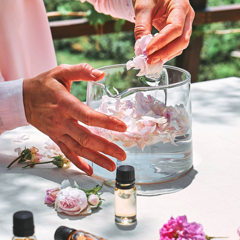 Rózsa illóolaj hatása, használata és 9 praktikus tipp