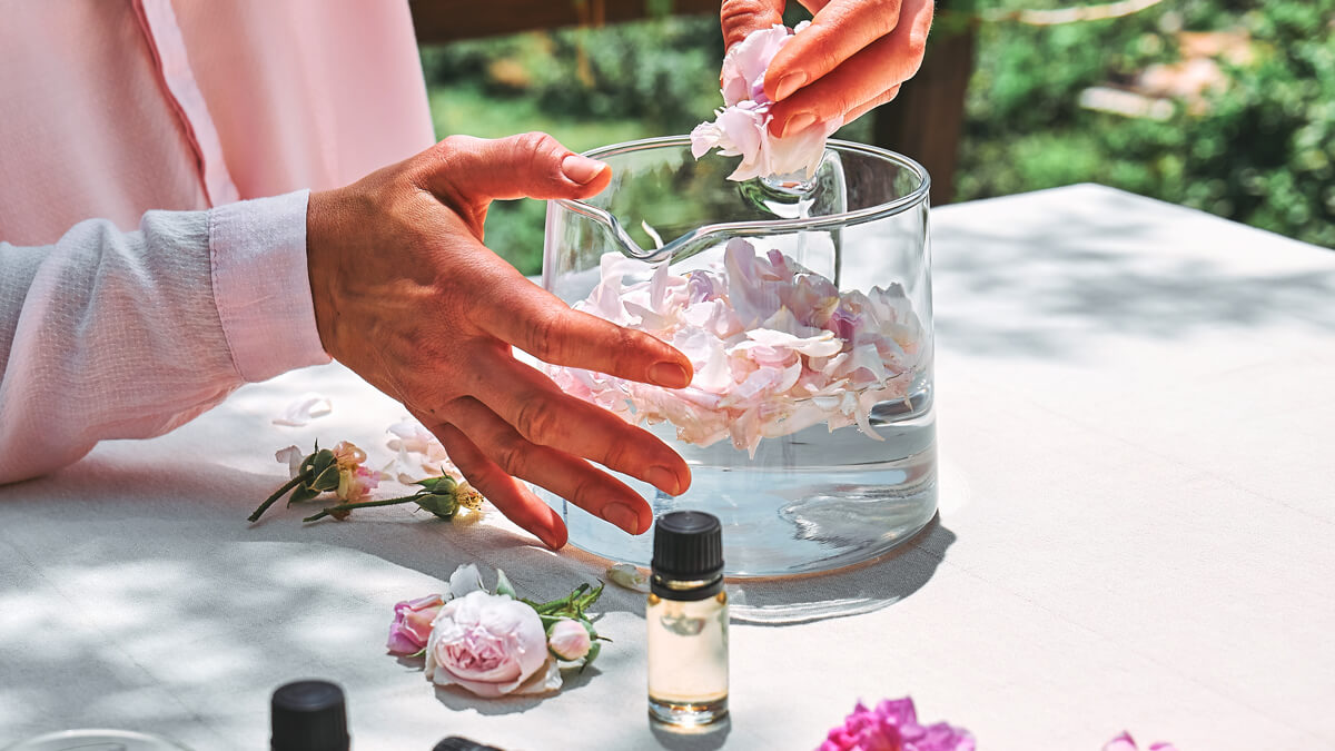 Rózsa illóolaj hatása, használata és 9 praktikus tipp